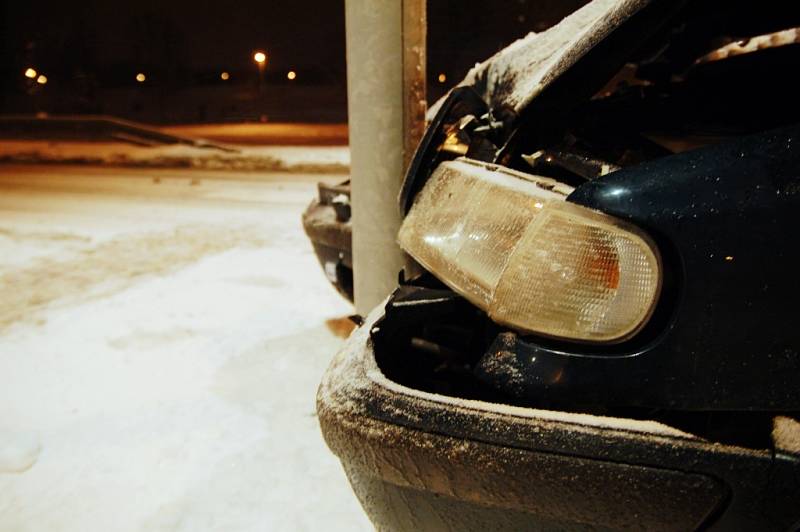 Auto po nehodě skončilo u sloupu