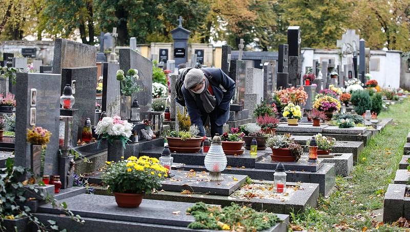 Památka zesnulých či lidově Dušičky na pardubickém Centrálním hřbitově v době Koronovirové epidemie.