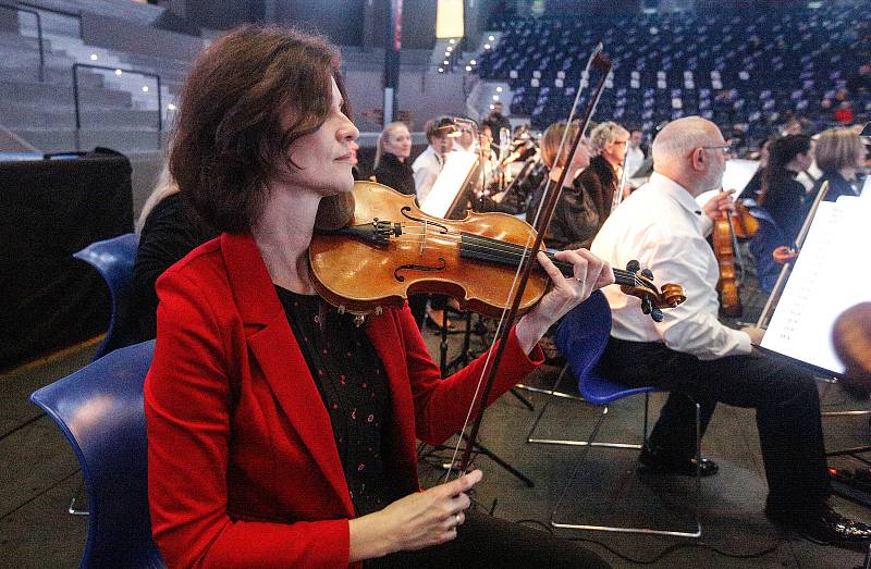 9. ročník projektu Hrajeme spolu za Pardubice zahájil koncert Komorní filharmonie Pardubice s kapelou Sto zvířat, na nějž plynule navázalo atraktivní derby mezi Beksou a Královskými sokoly.