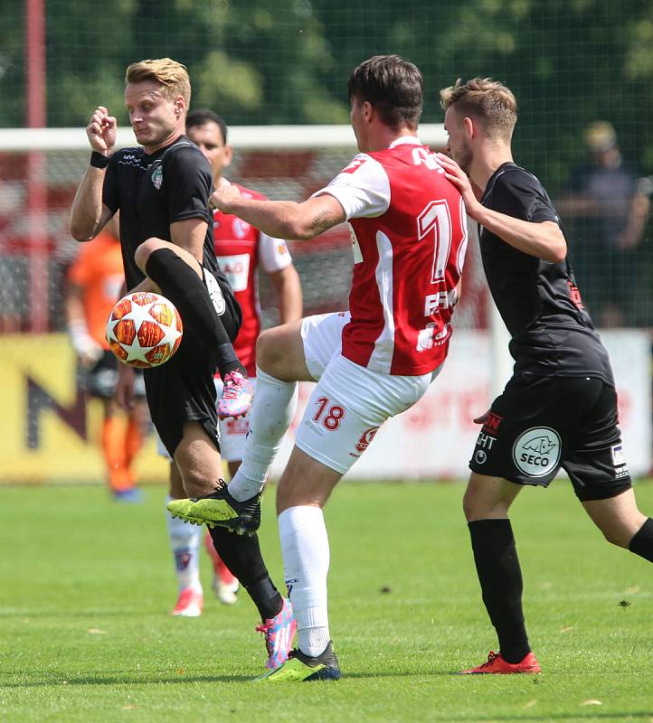 Utkání Fobalové národní ligy mezi FK Pardubice (ve červenobílém) a FK Victoria Žižkov (v černém) na hřišti pod Vinicí v Pardubicích.