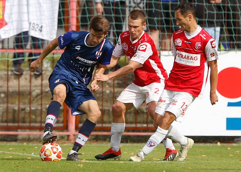 Utkání Fobalové národní ligy mezi FK Pardubice (ve červenobílém) a SK Líšeň ( v modrém) na hřišti pod Vinicí v Pardubicích.