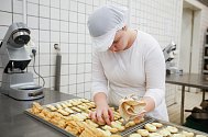 Pečení cukroví ve Střední průmyslové škole potravinářství a služeb Pardubice.