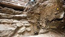 Archeologové Východočeského muzea během rekonstrukce našli mohutnou zeď z opuky - původní hrad ze 14. století!