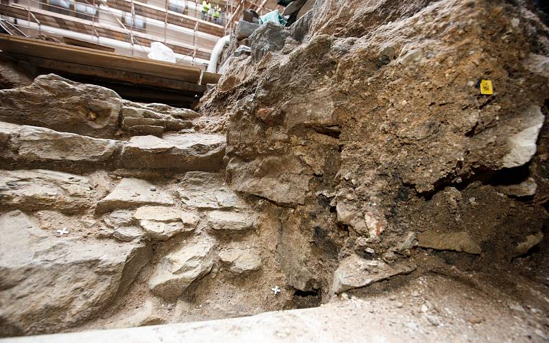 Archeologové Východočeského muzea během rekonstrukce našli mohutnou zeď z opuky - původní hrad ze 14. století!