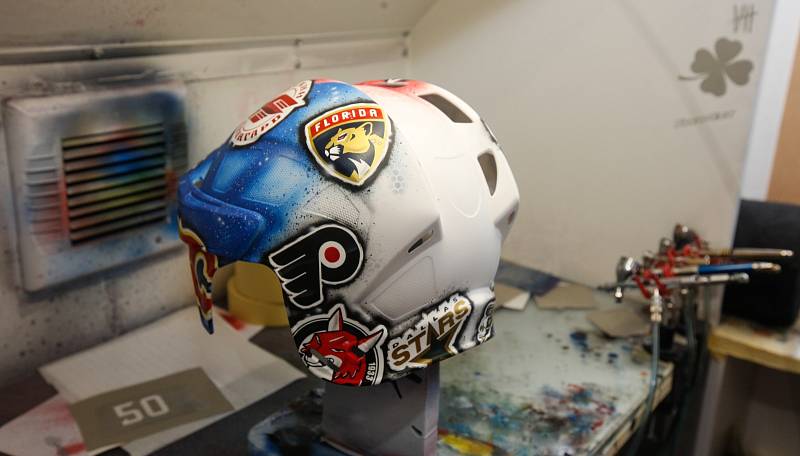 Airbrusher Roman Vítek vyráběl narozeninovou helmu pro Jaromíra Jágra.