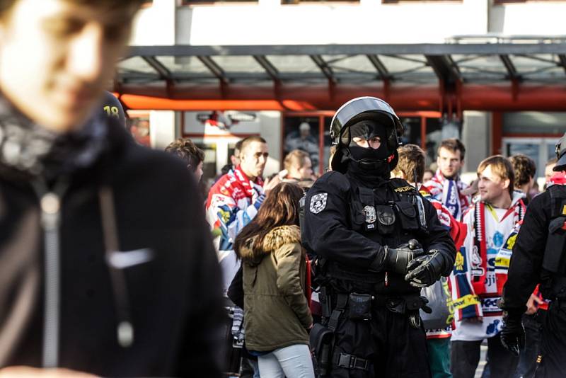 Derby fanoušků v Pardubicích sice stále musí hlídat policisté, ale tentokrát se obešlo bez strkanic.