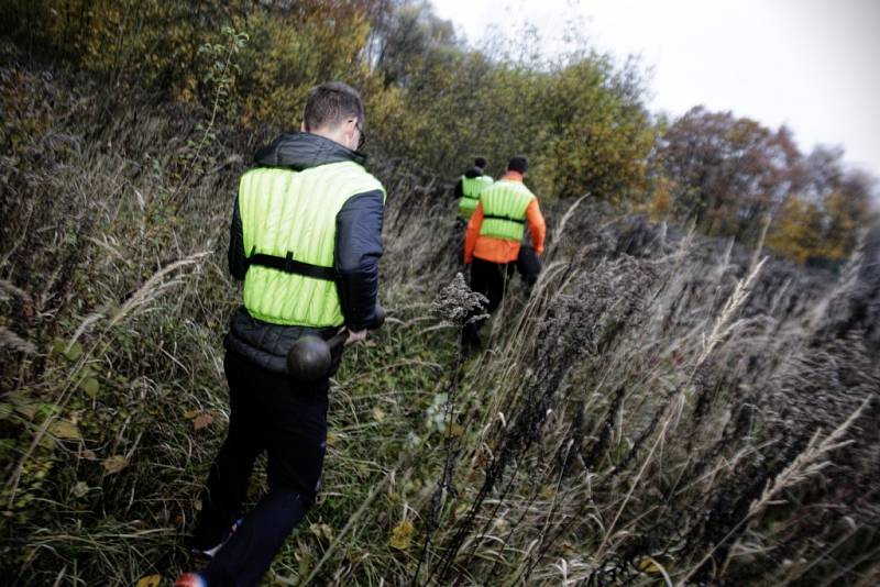 Hledání pacienta v nepřístupném terénu studentům navíc ztížili přidáním zátěže. Ta má imitovat váhu například hasičského vybavení. 