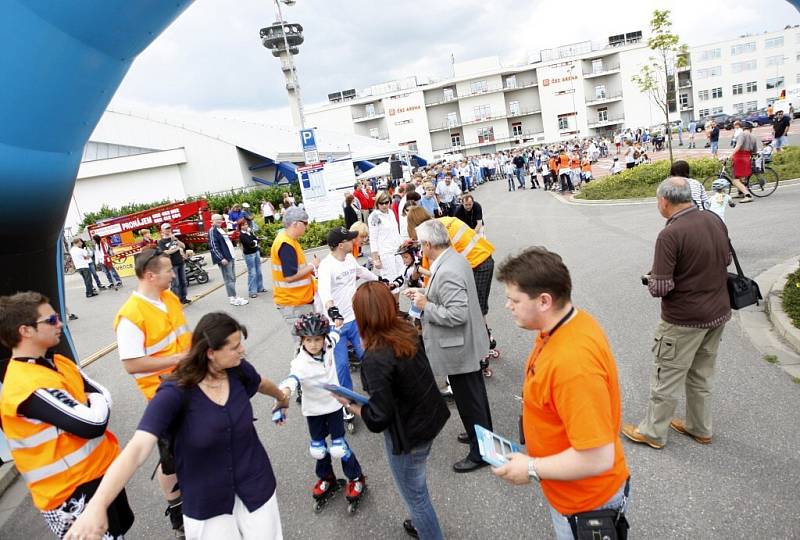 V Pardubicích pokořili rekord. Hada na bruslích vytvořilo 451 jezdců