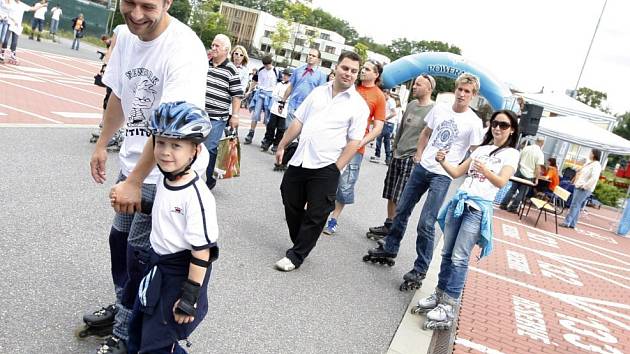 V Pardubicích pokořili rekord. Hada na bruslích vytvořilo 451 jezdců