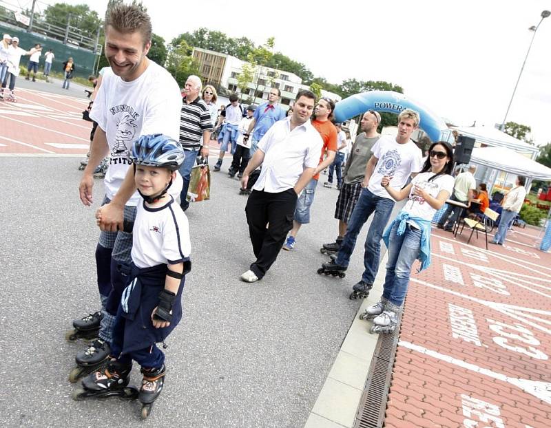 V Pardubicích pokořili rekord. Hada na bruslích vytvořilo 451 jezdců