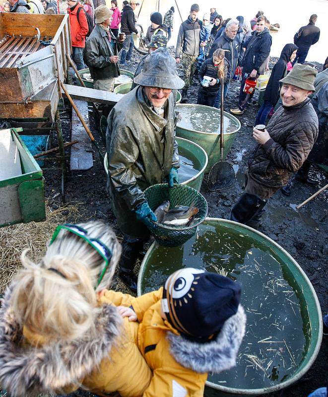 Tradiční výlov v Národní přírodní rezervaci Bohdanečský rybník a rybník Matka. Na hrázi mohli příchozí ochutnat rybí speciality z grilu a udírny.