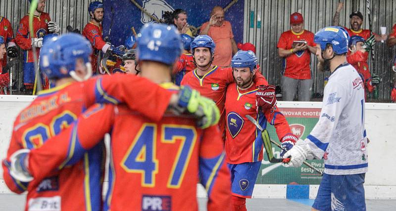 Čtvrté finále hokejbalové play-off CROSSDOCK extraligy mezi HBC Autosklo-H.A.K. Pardubice (v bílomodrém) a  HC Kert Park Praha(v červeném) na hřišri v Polabinách.