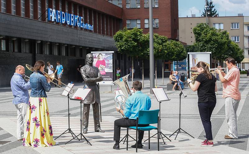 Filharmonie Pardubice zahrála v ulicích, aby způsobila pozdvižení ve městě hudbou.