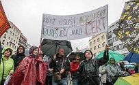 Zhruba pět set lidí dalo najevo nespokojenost s vládou Andreje Babiše a jeho ministryní spravedlnosti Marií Benešovou.