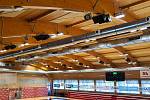 Sportovní hala na Dašické má novou palubovku a výrazně úspornější osvětlení