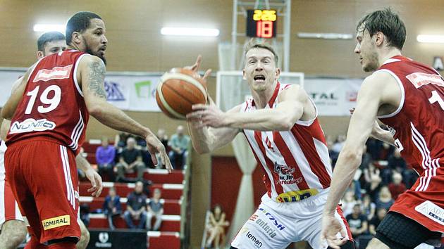 Při premiéře až do finále. Pardubičtí basketbalisté vzali Alpe Adria Cup smrtelně vážně. Hned v prvním ročníku neskončí hůř jak druzí. Tomáš Vyoral mezi vídeňskou přesilou.