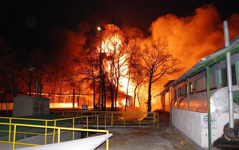 Požár v Semtíně byl mimořádného rozsahu. Hasiči bojovali s plameny několik hodin.