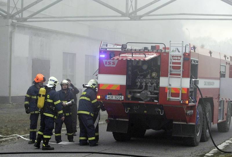 Požár skladištní haly v Černé za Bory. Hasiči museli v dýchací technice zasahovat v hustém dýmu. 