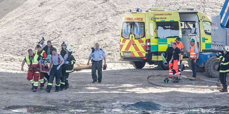 Pád dělníka ze stavby mimoúrovňové křižovatky u Opatovic nad Labem skončil smrtí. 41letý muž zraněním po převozu do nemocnice podlehl.