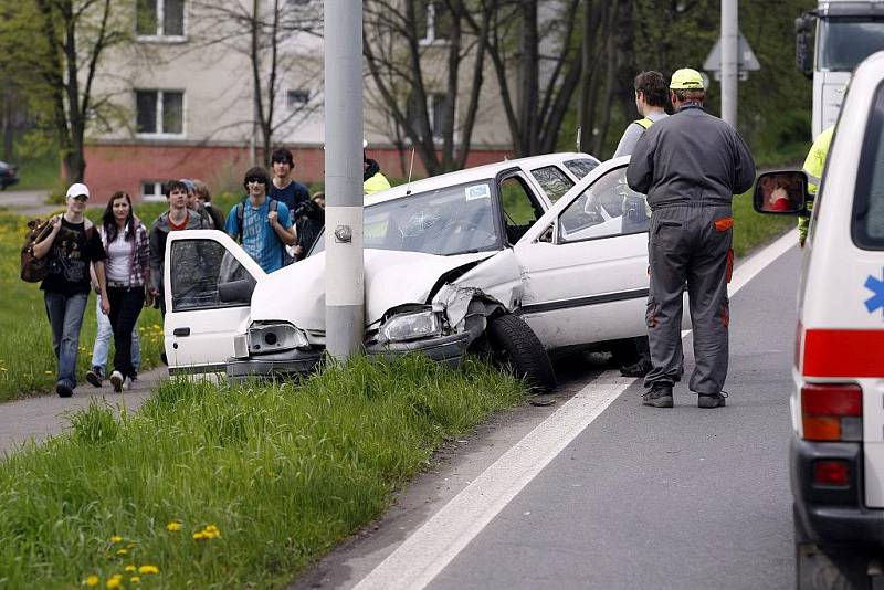 Řidič bílého fordu za volantem pravděpodobně zkolaboval. V protisměru se srazil s osobním autem a vzápětí narazil do sloupu. Následkům nehody podlehl.