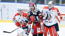 Hokejové utkání Tipsport extraligy v ledním hokeji mezi HC Dynamo Pardubice (v bíločerveném) a HC Oceláři Třinec.