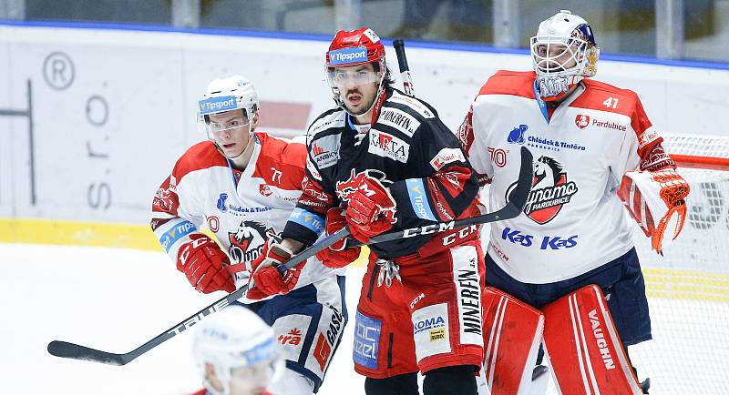 Hokejové utkání Tipsport extraligy v ledním hokeji mezi HC Dynamo Pardubice (v bíločerveném) a HC Oceláři Třinec.