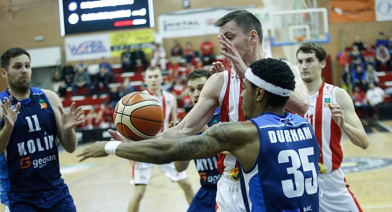 Basketbalové utkání Kooperativy NBL mezi BK JIP Pardubice (v červenobílém) a BC GEOSAN Kolín (v modrém) v pardubické hale na Dašické.