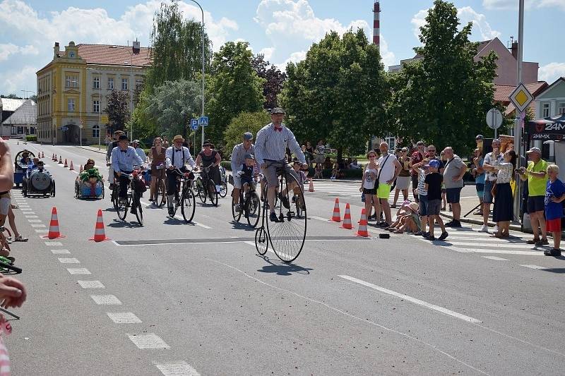 Závod vozítek s pedály.