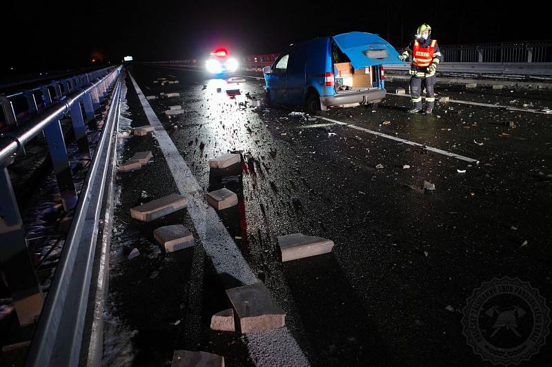 Nehoda na ještě nezprovozněném úseku dálnice v oblasti Rokytno – Opatovice nad Labem.