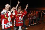 Svoje hokejisty po vítězném tažení s Libercem přišli fanoušci uvítat bouřlivě bez ohledu na pokročilou noční hodinu