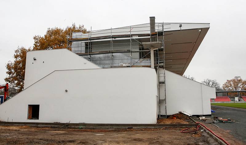 Nový fotbalový stadion prvoligového týmu FK Pardubice v prostorách bývalého Letního stadinu v Pardubicích  je téměř hotov.