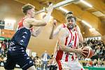 Basketbalové utkání play off Kooperativa NBL mezi BK JIP Pardubice (v bíločerném) a Basket Brno v pardubické hale na Dašické.