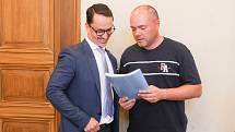 Zástupci Dynamo fans přinesli na jednání Zastupitelstva města Pardubic primátorovi Martinu Charvátovi petici ke změně vedení HC Dynamo Pardubice.