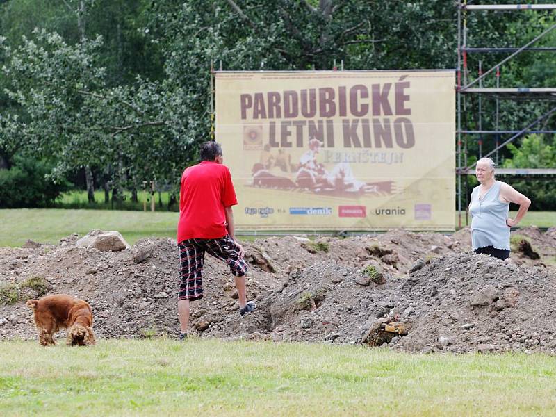 Přípravy na zahájení Pardubického letního kina finišují