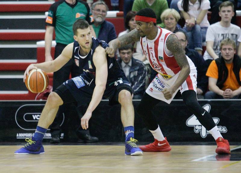 Basketbalové utkání play off Kooperativy NBL mezi BK JIP Pardubice (v bíločerném) a BK Armax Děčín (v černém) v pardubické hale na Dašické.