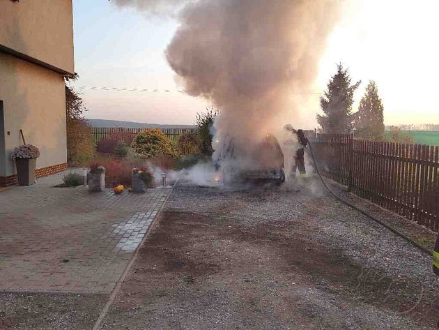 Dne 15. listopadu odpoledne hasiči zasahovali v Chvojenci u požáru osobního vozidla.