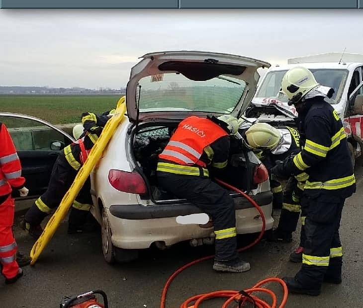 Auto se po nehodě doslova zaklínilo do dodávky