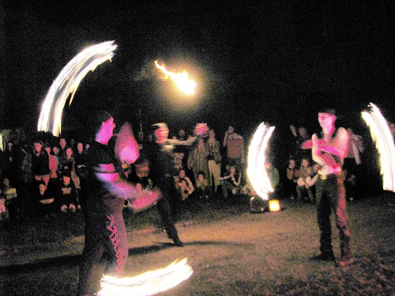 Ohnivá show při muzejní noci v Cholticích