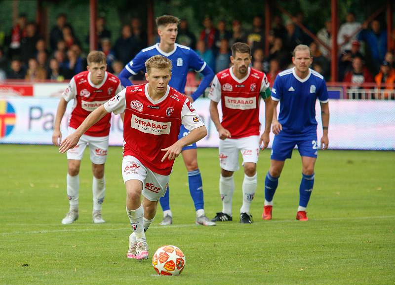 Utkání Fobalové národní ligy mezi FK Pardubice (ve červenobílém) a FC Slavoj Vyšehrad (v modrém) na hřišti pod Vinicí v Pardubicích.