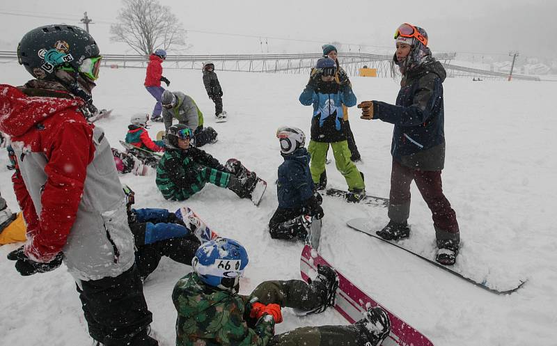 Olympijská vítězka ve snowboard crossu Eva Samková učí děti základům správné techniky jízdy na snowboardu v kempu ve Ski areálu U Slona na Dolní Moravě.