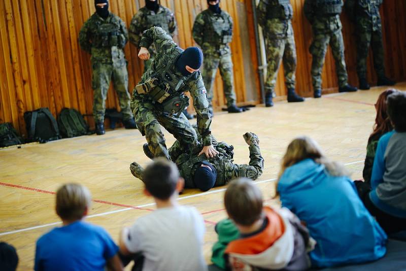 Vojáci 14. pluku logistické podpory vyrazili za školáky do Dolní Rovně a Rosic u Chrudimi. 