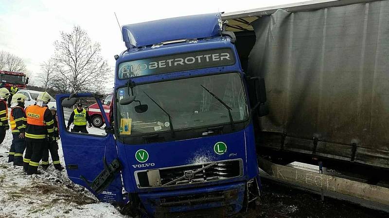 Kolize nákladního automobilu u Litomyšle, hasiči tady museli řidiče dostat z kabiny.