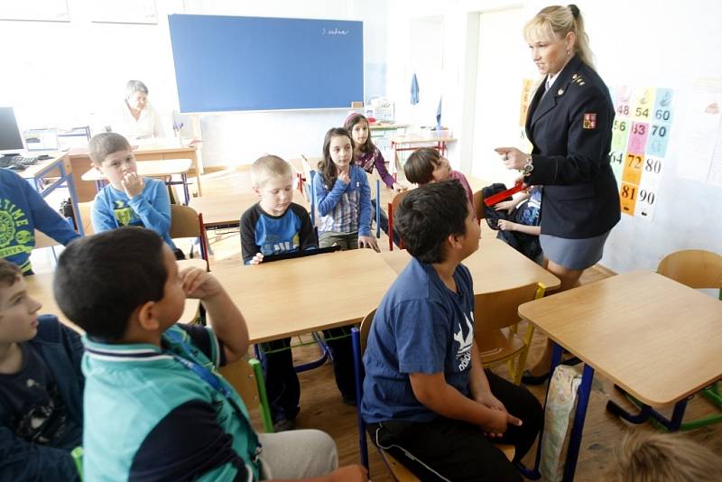 Hasiči ve škole. Přednáška pro žáky záky základní školy v Rybitví, která sousedí se semtínskou chemičkou klade velký důraz na ochranu zdraví při průmyslové havárii.