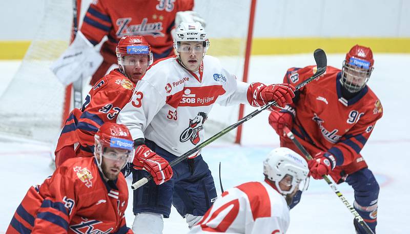 Přípravné hokejové utkání mezi HC Dynamo Pardubice (v bílém) a HKM Zvolen (v červeném) v pardubické ČSOB pojišťovna ARENĚ.