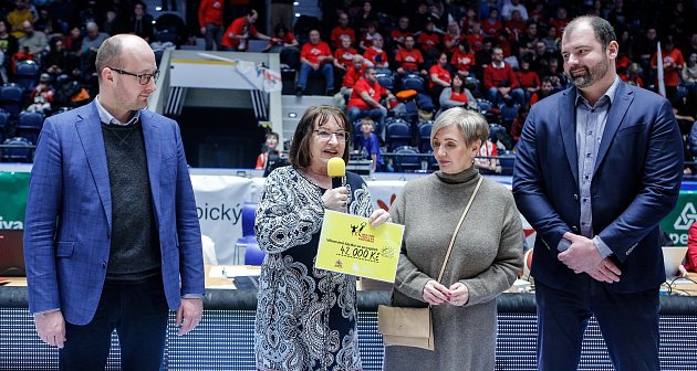 9. ročník projektu Hrajeme spolu za Pardubice zahájil koncert Komorní filharmonie Pardubice s kapelou Sto zvířat, na nějž plynule navázalo atraktivní derby mezi Beksou a Královskými sokoly.