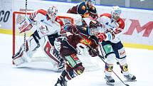 Hokejové utkání Tipsport extraligy v ledním hokeji mezi HC Dynamo Pardubice (v bíločerveném) a HC Sparta Praha (v červeném) v pardudubické enterie areně.