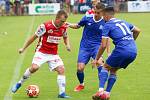 Utkání Fobalové národní ligy mezi FK Pardubice (ve červenobílém) a FC Slavoj Vyšehrad (v modrém) na hřišti pod Vinicí v Pardubicích.