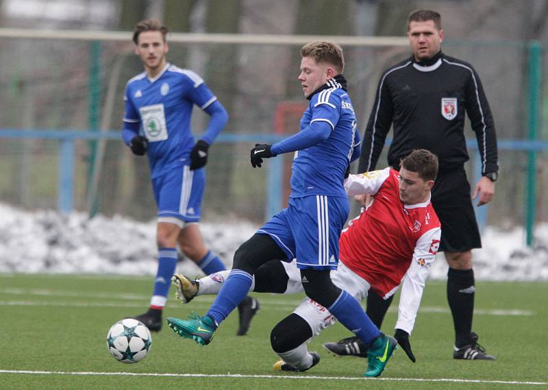 Přípravné utkání Fortuna národní ligy mezi FK Pardubice (v červenobílém) a FK Mladá Boleslav U21  (v modrém) na hřišti v Ohrazenicích v Pardubicích