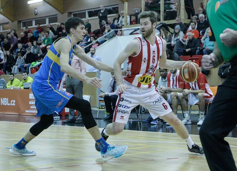 Basketbalové utkání Kooperativy NBL mezi BK JIP Pardubice (v bíločerném) a Basket Fio banka Jindřichův Hradec (v modrém) v pardubické hale na Dašické.