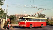 Trolejbus vyjíždí z točny v Pardubičkách, 70. či 80. léta. V pozadí je budova Tesly, dnes Foxconnu. V těchto místech začíná trať na zastávku Zámeček, zprovozněná vloni. Vůz 9Tr na fotce dojezdil v roce 1986, v Pardubicích ovšem dnes jezdí dva historické v